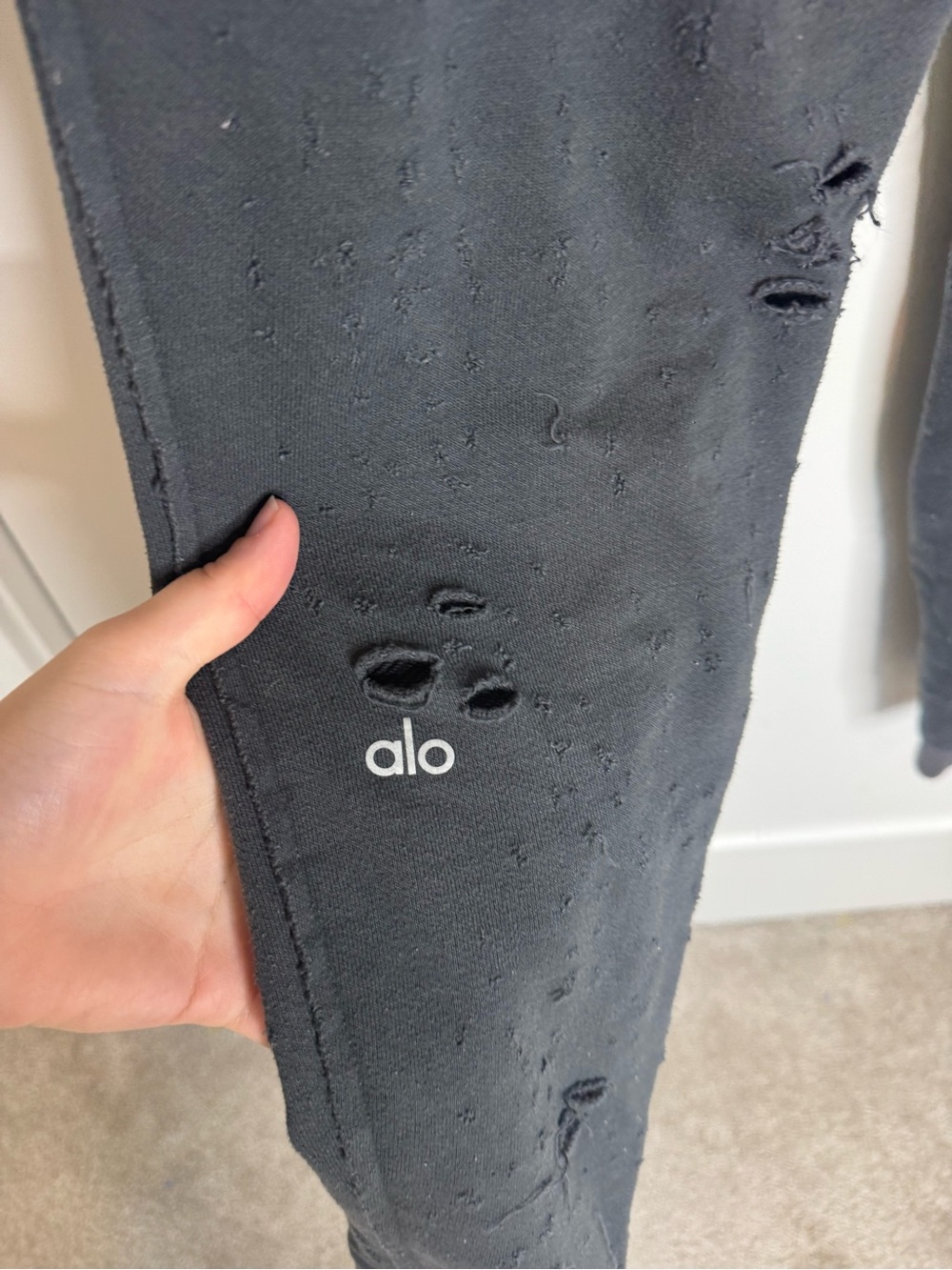 Alo Yoga Distressed Lounge Joggers Sweatpants Gray Size Small - Picture 5 of 6